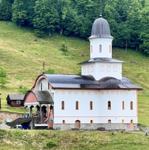 Hramul Mănăstirii Petrova: Credincioșii sunt invitați la rugăciune de sărbătoarea Tăierea Capului Sfântului Proroc Ioan Botezătorul