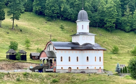 Hramul Mănăstirii Petrova: Credincioșii sunt invitați la rugăciune de sărbătoarea Tăierea Capului Sfântului Proroc Ioan Botezătorul