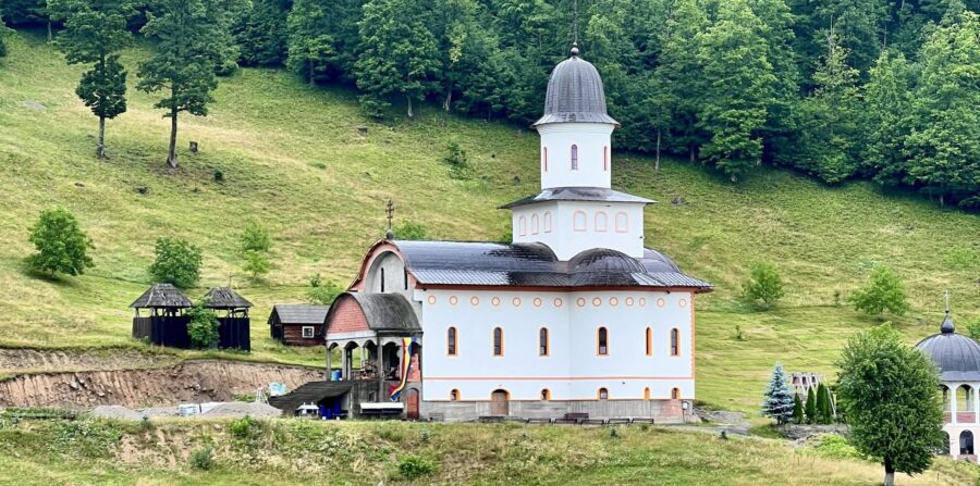 Hramul Mănăstirii Petrova: Credincioșii sunt invitați la rugăciune de sărbătoarea Tăierea Capului Sfântului Proroc Ioan Botezătorul