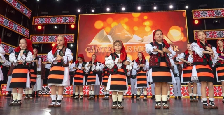 Ansamblul Folcloric „Săliștenii” va urca pe scena Festivalului Internațional de Folclor „Cântecele Munților” de la Sibiu
