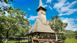 În fiecare seară, la ceas de rugăciune: Paraclisul Maicii Domnului la biserica de lemn din Muzeul Satului