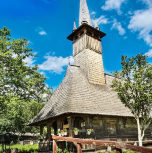 În fiecare seară, la ceas de rugăciune: Paraclisul Maicii Domnului la biserica de lemn din Muzeul Satului