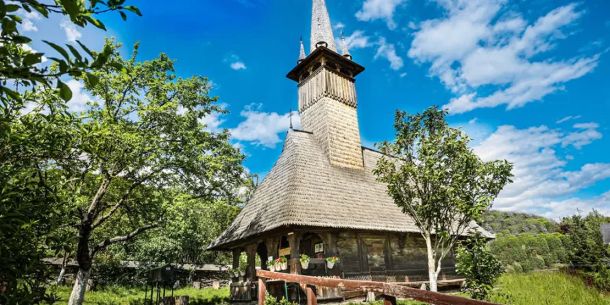 În fiecare seară, la ceas de rugăciune: Paraclisul Maicii Domnului la biserica de lemn din Muzeul Satului