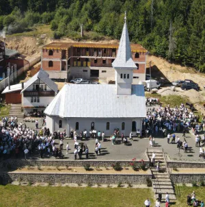 Schitul Izvoare se pregătește de hram