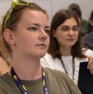 Portret de artist: Ioana Călăuz, poezia ca formă de libertate