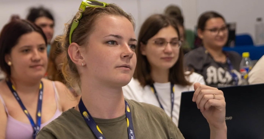 Portret de artist: Ioana Călăuz, poezia ca formă de libertate
