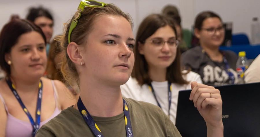 Portret de artist: Ioana Călăuz, poezia ca formă de libertate