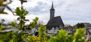 Biserica de lemn monument istoric din Săcălășeni se pregătește de hram