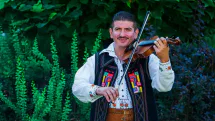 Dan Daniel, unul dintre cei mai îndrăgiți violoniști ai Maramureșului, își sărbătorește ziua de naștere