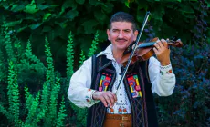 Dan Daniel, unul dintre cei mai îndrăgiți violoniști ai Maramureșului, își sărbătorește ziua de naștere