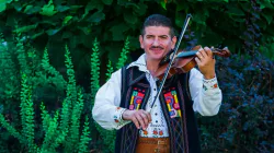 Dan Daniel, unul dintre cei mai îndrăgiți violoniști ai Maramureșului, își sărbătorește ziua de naștere