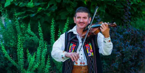 Dan Daniel, unul dintre cei mai îndrăgiți violoniști ai Maramureșului, își sărbătorește ziua de naștere