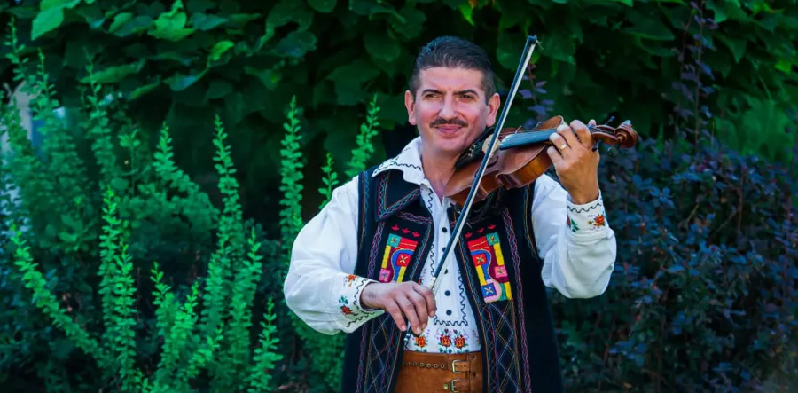 Dan Daniel, unul dintre cei mai îndrăgiți violoniști ai Maramureșului, își sărbătorește ziua de naștere