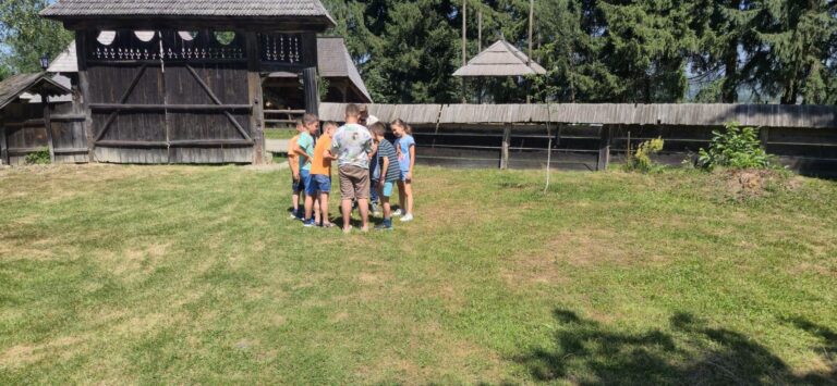 „Vacanță în curtea muzeului”: Cinci zile de activități creative și educative pentru copii la Muzeul Maramureșan din Sighetu Marmației