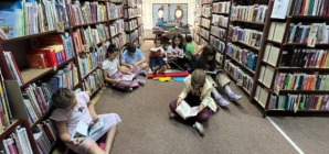 Clubul de lectură pentru copii continuă la Filiala Traian din Baia Mare