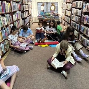 Clubul de lectură pentru copii continuă la Filiala Traian din Baia Mare