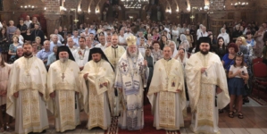 Preasfințitul Părinte Iustin a slujit la Catedrala Episcopală „Sfânta Treime” din Baia Mare în această duminică