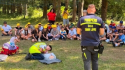 Pompierii SVSU Târgu Lăpuș și voluntarii maltezi, în mijlocul copiilor din Tabăra Creștină „Dragoste și Prietenie” din Munții Țibleș