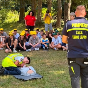 Pompierii SVSU Târgu Lăpuș și voluntarii maltezi, în mijlocul copiilor din Tabăra Creștină „Dragoste și Prietenie” din Munții Țibleș