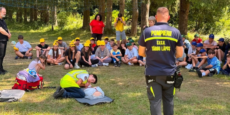 Pompierii SVSU Târgu Lăpuș și voluntarii maltezi, în mijlocul copiilor din Tabăra Creștină „Dragoste și Prietenie” din Munții Țibleș