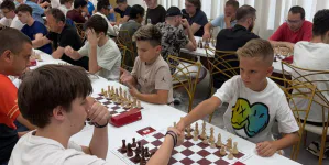 Nouă șahiști maramureșeni, față în față cu adversari de elită la campionatul derulat în cadrul Grand Prix România 2026, în Alba