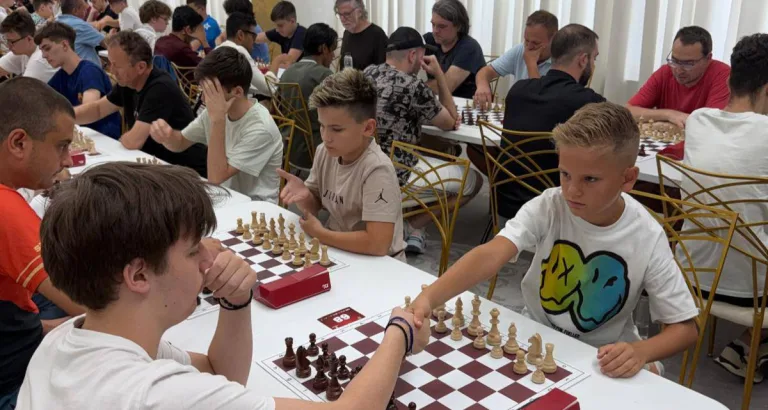 Nouă șahiști maramureșeni, față în față cu adversari de elită la campionatul derulat în cadrul Grand Prix România 2026, în Alba