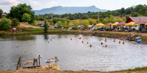 Lacul Bătrân din Ocna Șugatag, unul dintre cele mai spectaculoase lacuri saline din România
