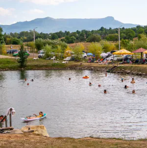 Lacul Bătrân din Ocna Șugatag, unul dintre cele mai spectaculoase lacuri saline din România