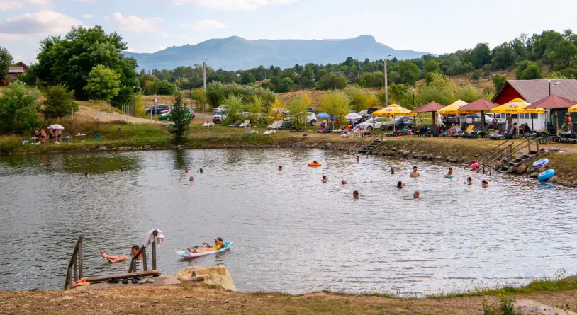 Lacul Bătrân din Ocna Șugatag, unul dintre cele mai spectaculoase lacuri saline din România