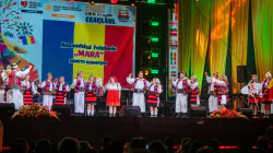Ansamblul Folcloric „MARA” a dus tradițiile maramureșene pe scena Festivalului Internațional de Folclor „Ceahlăul”