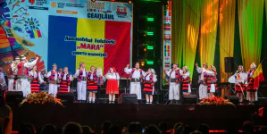 Ansamblul Folcloric „MARA” a dus tradițiile maramureșene pe scena Festivalului Internațional de Folclor „Ceahlăul”