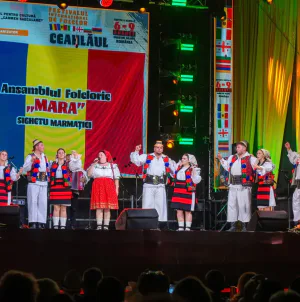 Ansamblul Folcloric „MARA” a dus tradițiile maramureșene pe scena Festivalului Internațional de Folclor „Ceahlăul”
