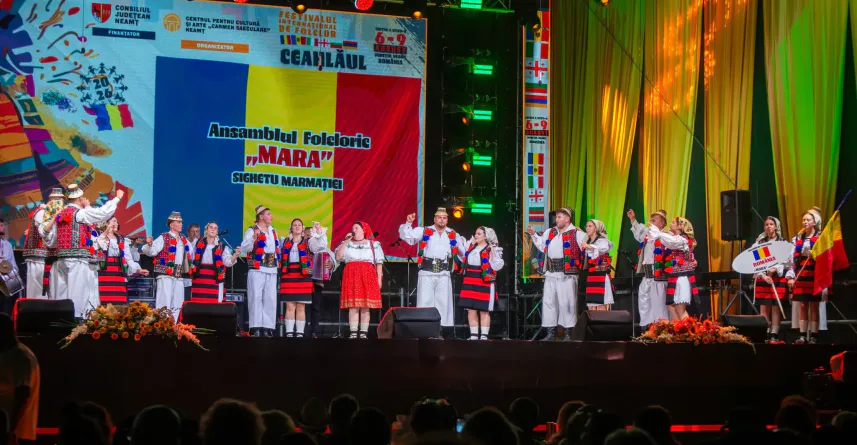 Ansamblul Folcloric „MARA” a dus tradițiile maramureșene pe scena Festivalului Internațional de Folclor „Ceahlăul”
