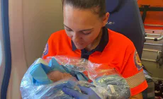 „O intervenție. O viață nouă!” – o fetiță a venit pe lume chiar în casa ei, cu ajutorul echipajului de Ambulanță din Poienile de Sub Munte