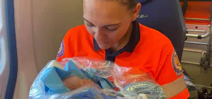 „O intervenție. O viață nouă!” – o fetiță a venit pe lume chiar în casa ei, cu ajutorul echipajului de Ambulanță din Poienile de Sub Munte