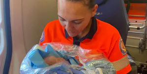 „O intervenție. O viață nouă!” – o fetiță a venit pe lume chiar în casa ei, cu ajutorul echipajului de Ambulanță din Poienile de Sub Munte