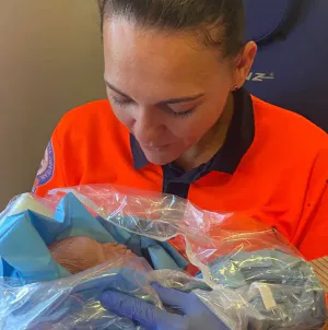 „O intervenție. O viață nouă!” – o fetiță a venit pe lume chiar în casa ei, cu ajutorul echipajului de Ambulanță din Poienile de Sub Munte
