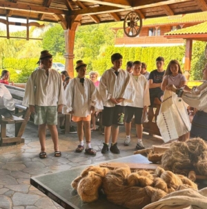 65 de elevi din Pitești au descoperit tradițiile maramureșene la Școala Rădăcinilor Străbune