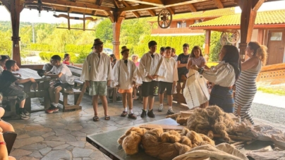 65 de elevi din Pitești au descoperit tradițiile maramureșene la Școala Rădăcinilor Străbune