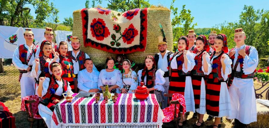 Ansamblul Folcloric Național „Transilvania” a adus voie bună la Întâlnirea cu Fiii Satului Viile Apei