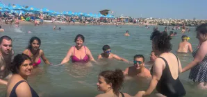 Zeci de copii și tineri cu nevoi speciale din Maramureș au descoperit frumusețea litoralului