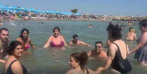 Zeci de copii și tineri cu nevoi speciale din Maramureș au descoperit frumusețea litoralului