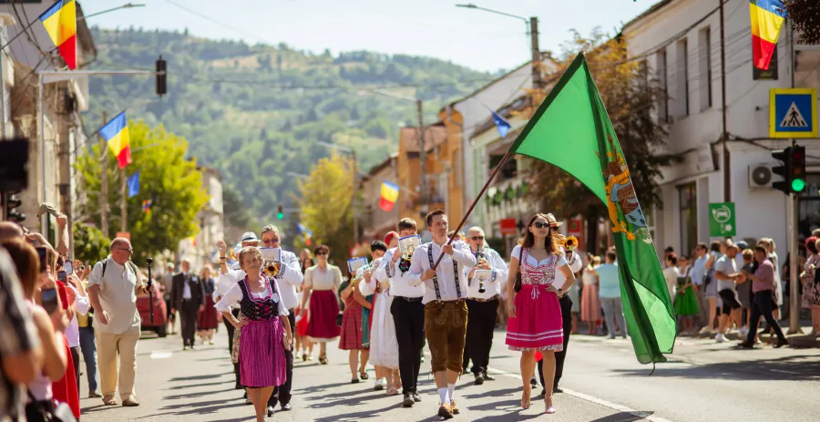 Tradiții și culoare: La Vișeu de Sus s-au întâlnit trei sărbători – Festivalul Țipțerilor, Sfânta Maria Mare și Ziua Maramureșului