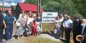O lecție de interculturalitate la Băiuț: indicatoare în română, maghiară și germană, dezvelite de Ziua Minerului