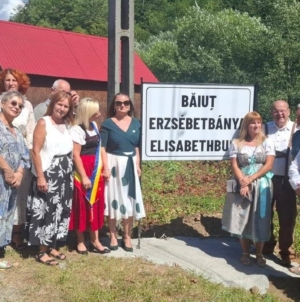 O lecție de interculturalitate la Băiuț: indicatoare în română, maghiară și germană, dezvelite de Ziua Minerului