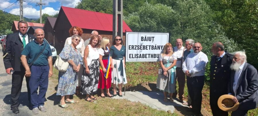 O lecție de interculturalitate la Băiuț: indicatoare în română, maghiară și germană, dezvelite de Ziua Minerului