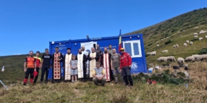 În apropierea Vârfului Pop Ivan din Munții Maramureșului a fost sfințit „Refugiul Speranței”