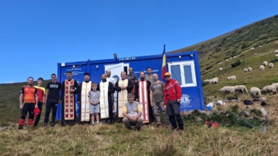 În apropierea Vârfului Pop Ivan din Munții Maramureșului a fost sfințit „Refugiul Speranței”