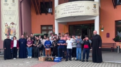 Copiii din două parohii sătmărene au adus bucurie seniorilor de la Căminul „Bunul Samarinean” din Coroieni