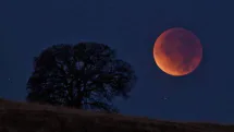 Eclipsă de Lună în această noapte. Fenomenul va fi vizibil și din Maramureș